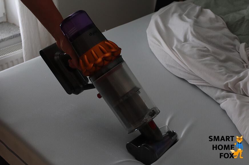 Cleaning a mattress with the hair nozzle of the Dyson V15 Detect Absolute